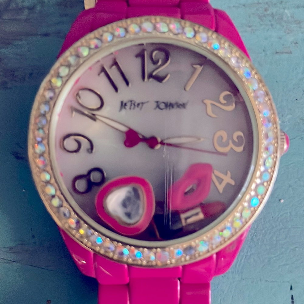🆕 Betsey Johnson Fuchsia watch w rhinestone outline, gold accents & charms 💖